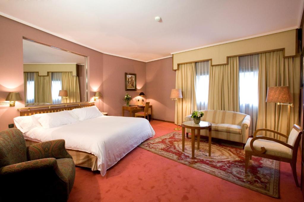 Postel nebo postele na pokoji v ubytování Hotel Palafox
