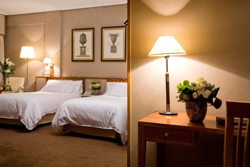 Postel nebo postele na pokoji v ubytování Hotel Palafox