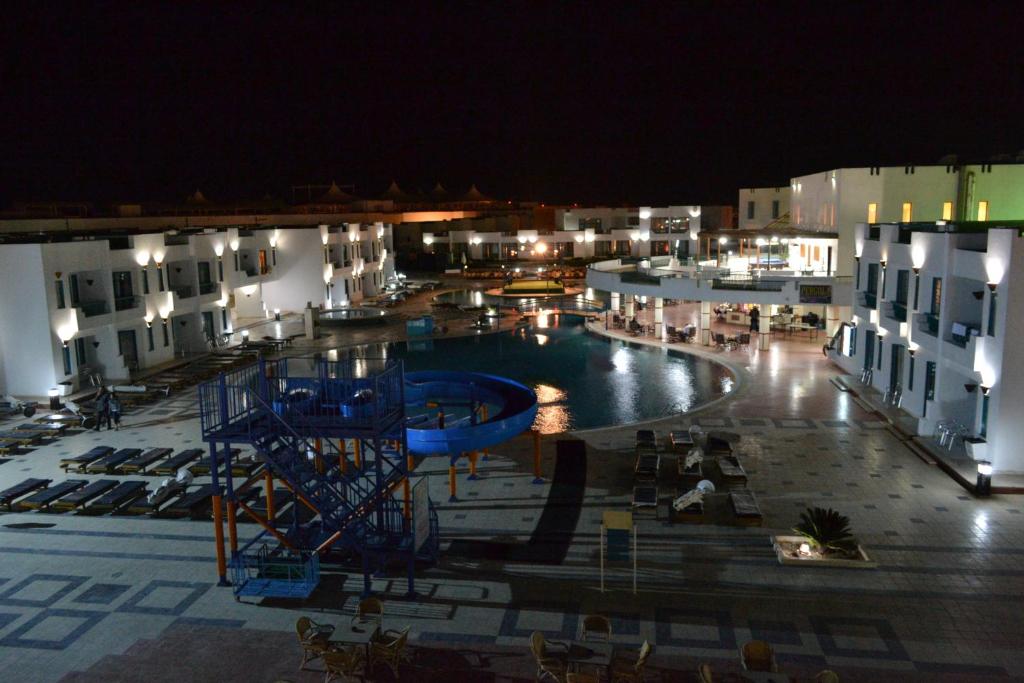Bazén v ubytování Sharm Holiday Resort nebo v jeho okolí