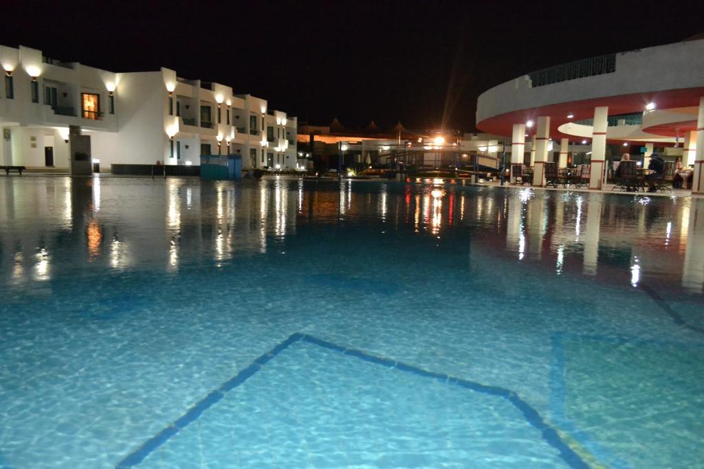 Bazén v ubytování Sharm Holiday Resort nebo v jeho okolí
