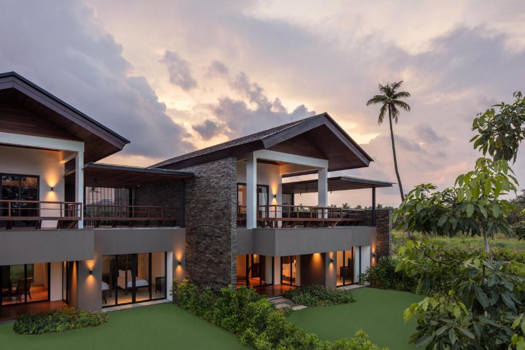 uma representação artística de uma villa ao pôr-do-sol em The Residence Bintan em Kawal