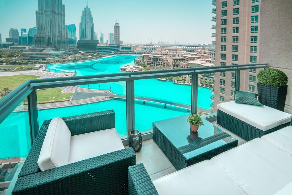 Вид на бассейн в Elite Royal Apartment - Burj Residences T5 или окрестностях
