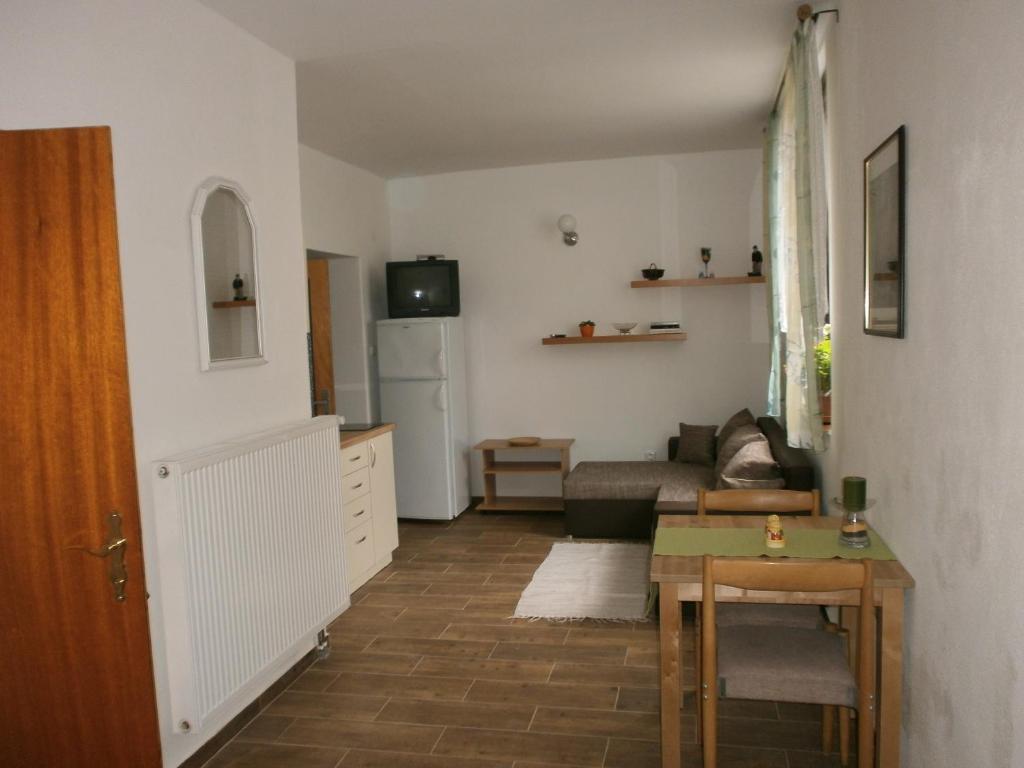 salon z kanapą i stołem w obiekcie Penzion Bližanovy w mieście Plánice