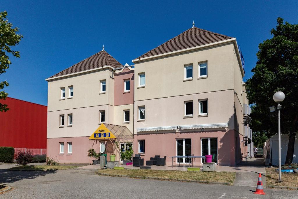 two tall buildings next to each other on a street at Hotel Valence Sud in Portes-lès-Valence
