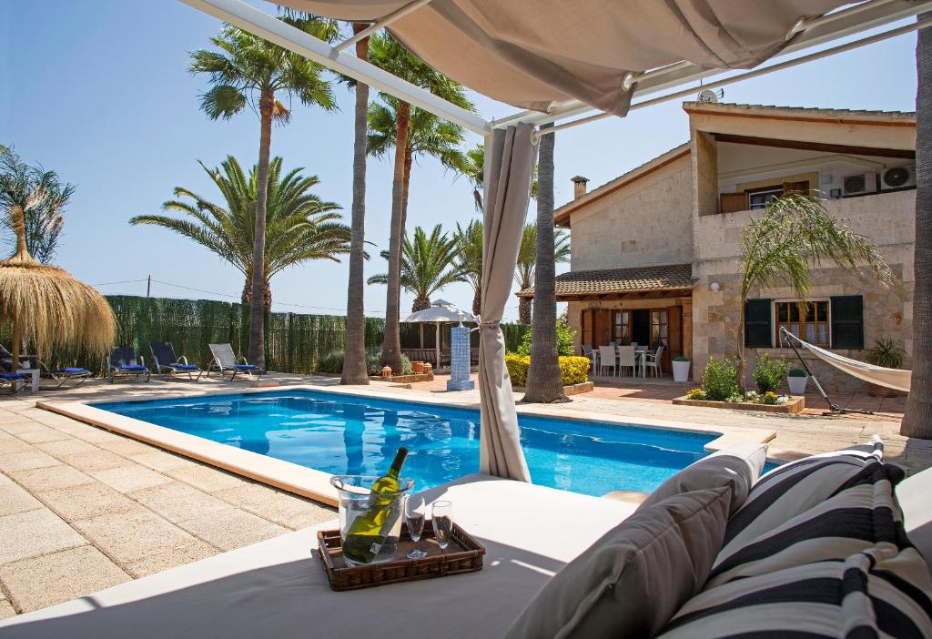 une villa avec une piscine et une maison dans l'établissement Villa Agueda, à Muro