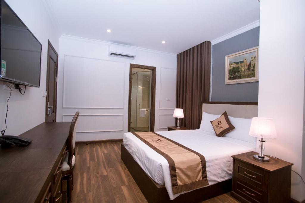 TV a/nebo společenská místnost v ubytování Louisland Hanoi Hotel