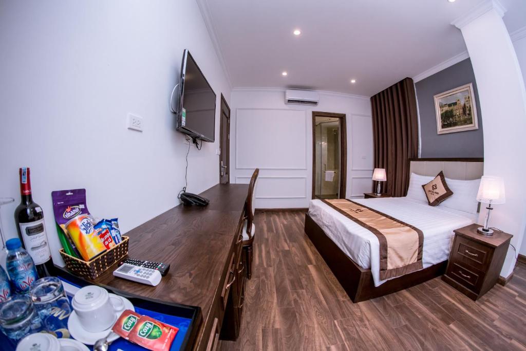 Postel nebo postele na pokoji v ubytování Louisland Hanoi Hotel