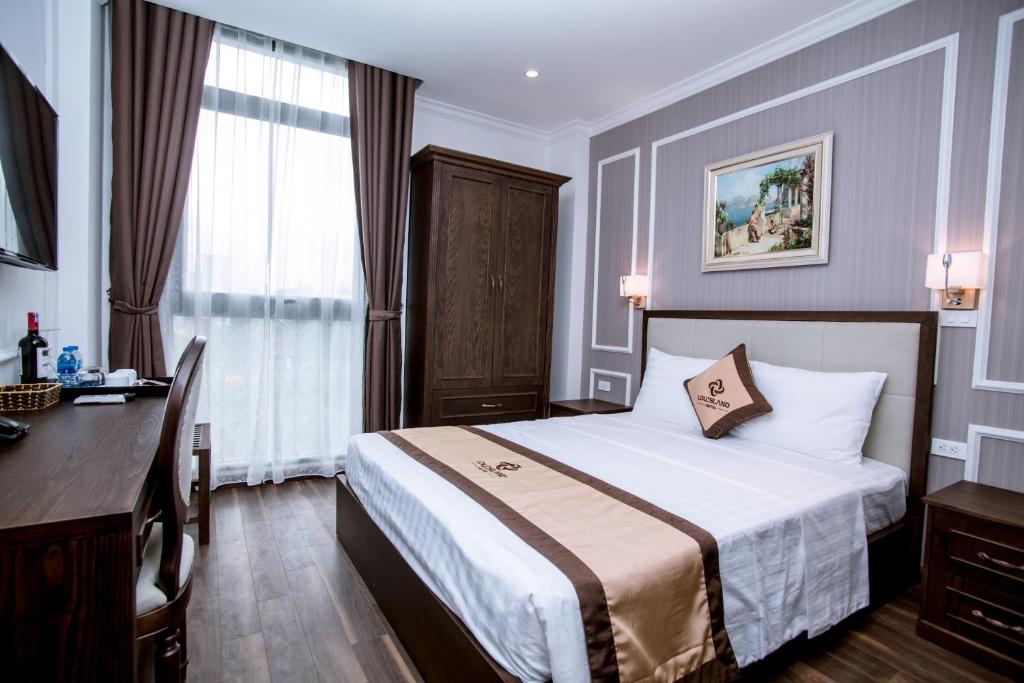 Postel nebo postele na pokoji v ubytování Louisland Hanoi Hotel
