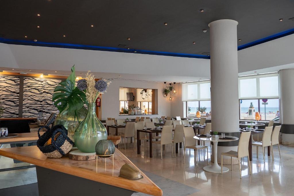 Hotel Cádiz Paseo del Mar, Affiliated by Meliá tesisinde bir restoran veya yemek mekanı