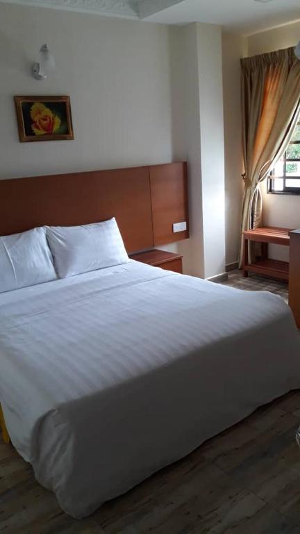 Postel nebo postele na pokoji v ubytování TULIP HOTEL & APARTMENT