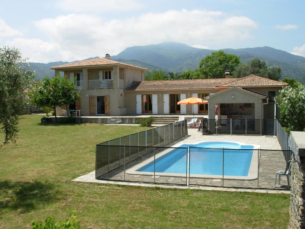 eine Villa mit einem Swimmingpool vor einem Haus in der Unterkunft Villa mit grosser Sommerküche und Pool, 8 Minuten zum Sandstrand Cap Sud in LʼArena