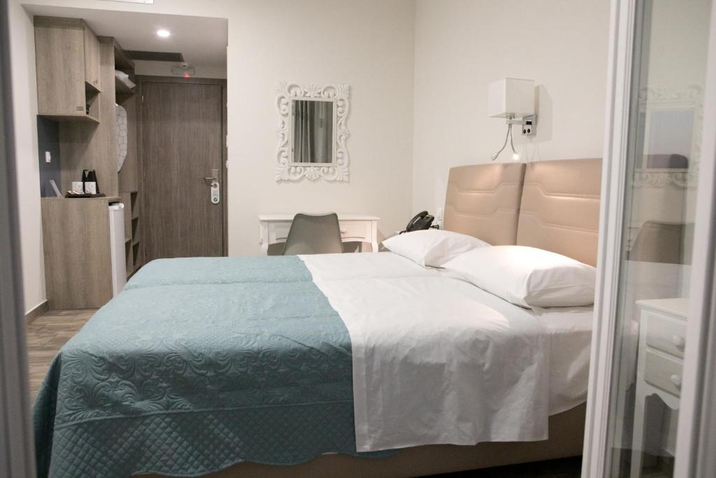 Postel nebo postele na pokoji v ubytování Hyperion Hotel