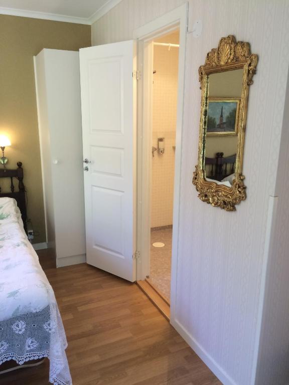 Postel nebo postele na pokoji v ubytování Kvarnvillan Lummelundsbruk