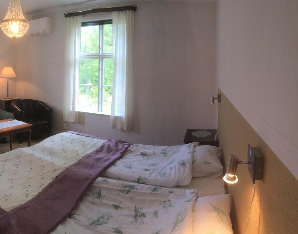 Postel nebo postele na pokoji v ubytování Kvarnvillan Lummelundsbruk