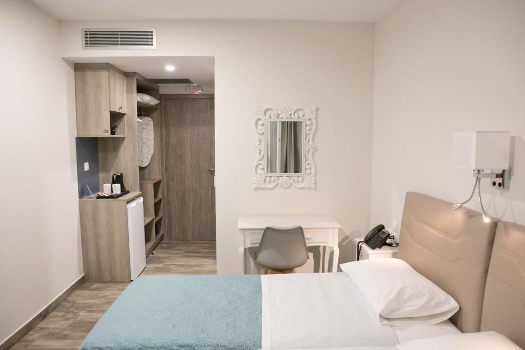 Postel nebo postele na pokoji v ubytování Hyperion Hotel