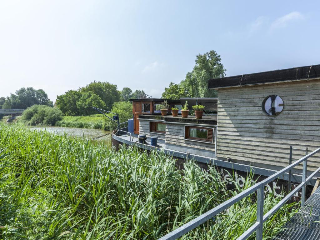 Zahrada ubytování Cushy Boat in Merkem with Terrace