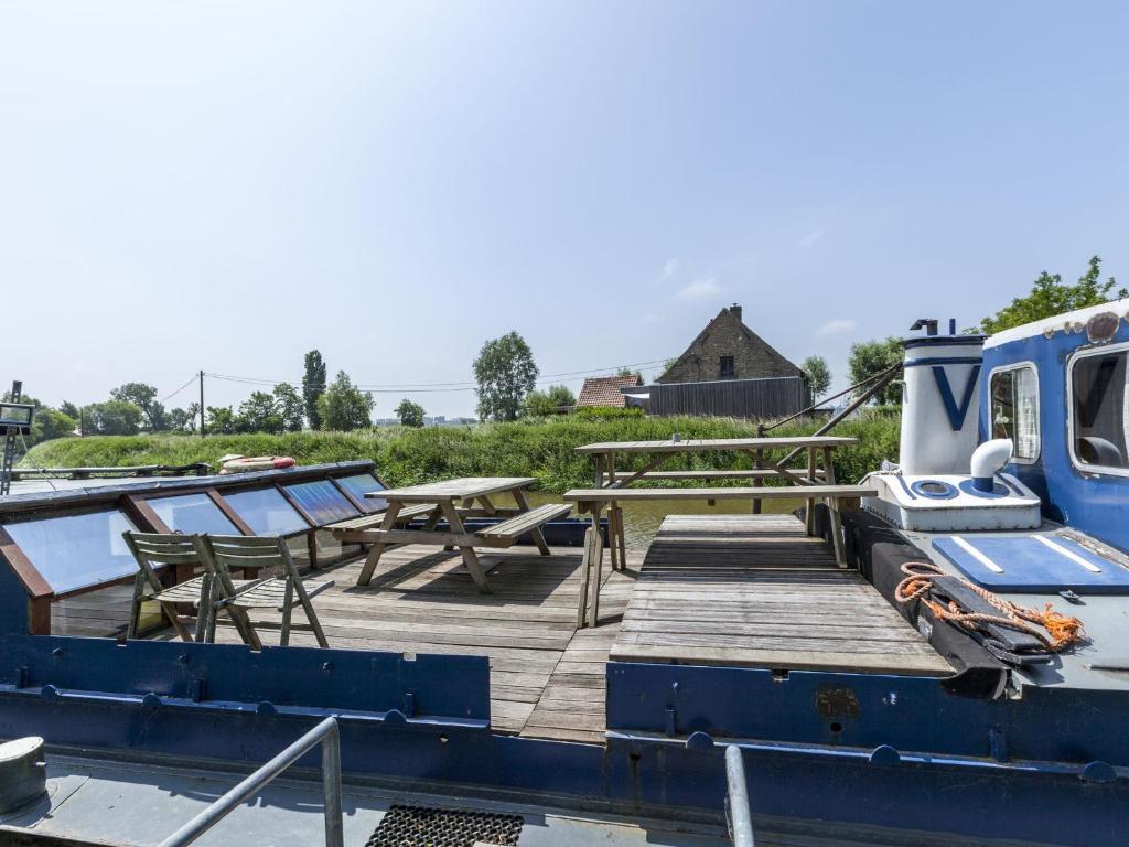 Fotografie z fotogalerie ubytování Cushy Boat in Merkem with Terrace v destinaci Drie Grachten
