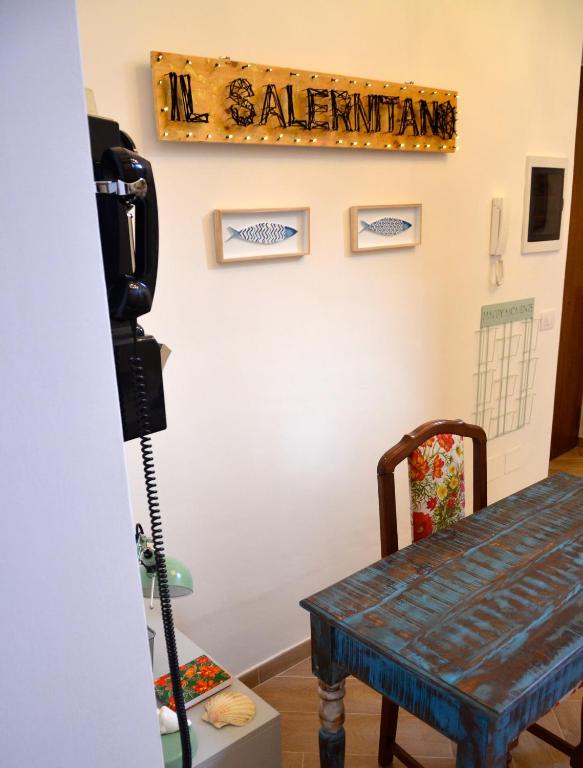 A television and/or entertainment centre at Il Salernitano Bed and Breakfast