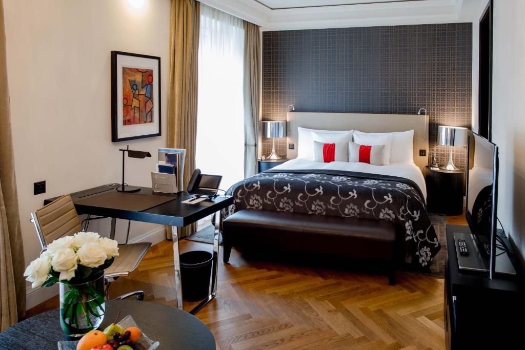 Postel nebo postele na pokoji v ubytování Hotel Schweizerhof Bern & Spa