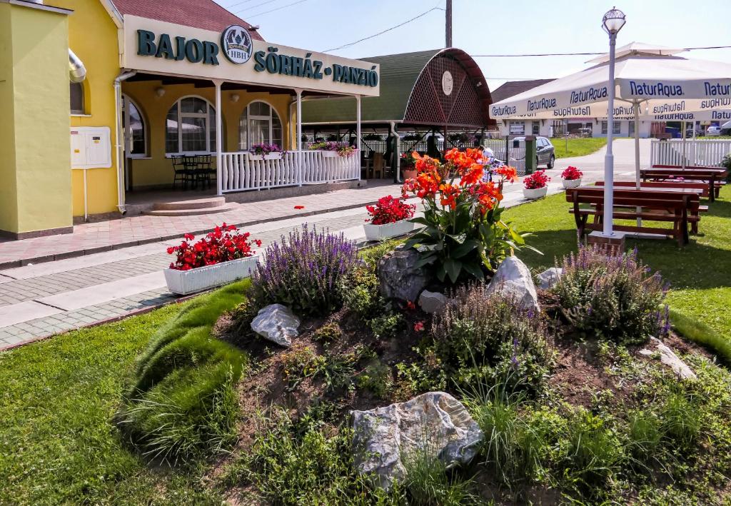 HBH Bajor Sörház, Étterem és Panzió - Housity