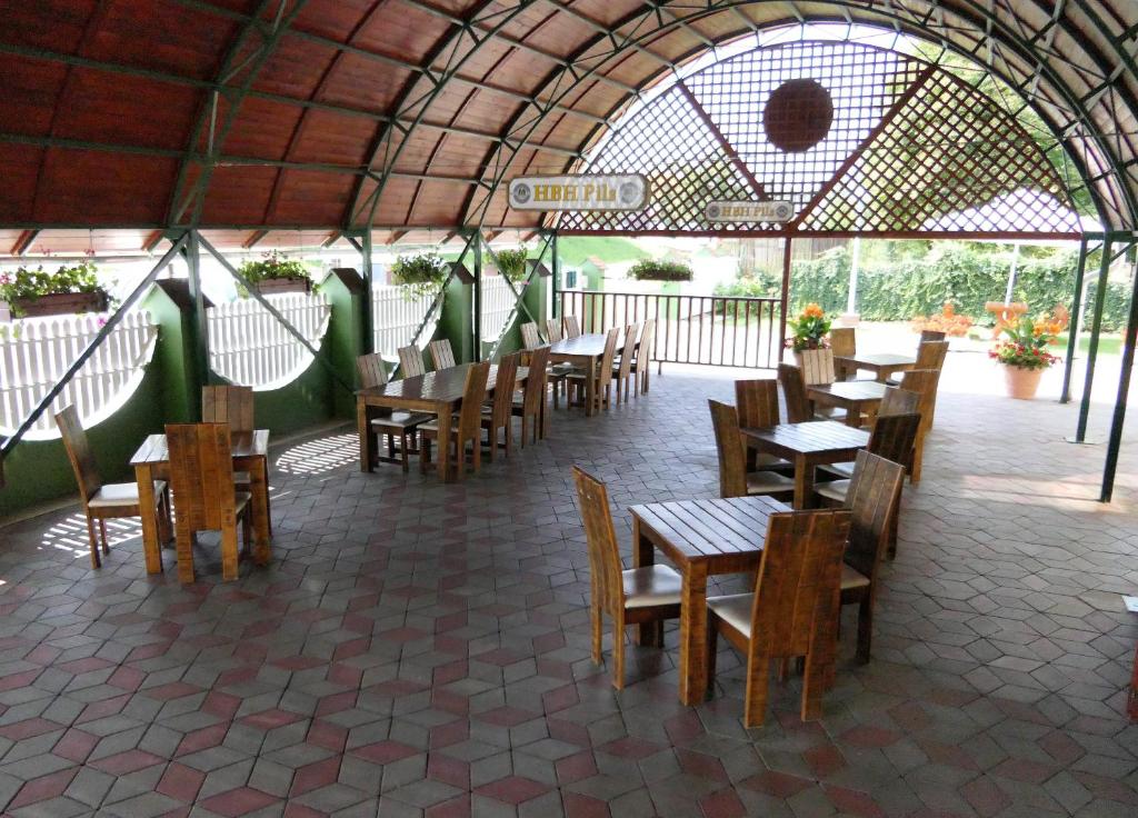 Restaurace v ubytování HBH Bajor Sörház Sólyomfészek Panzió