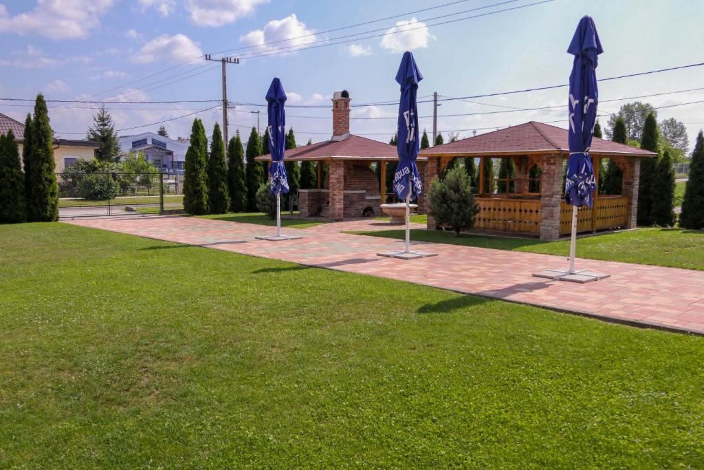 Zahrada ubytování HBH Bajor Sörház Sólyomfészek Panzió