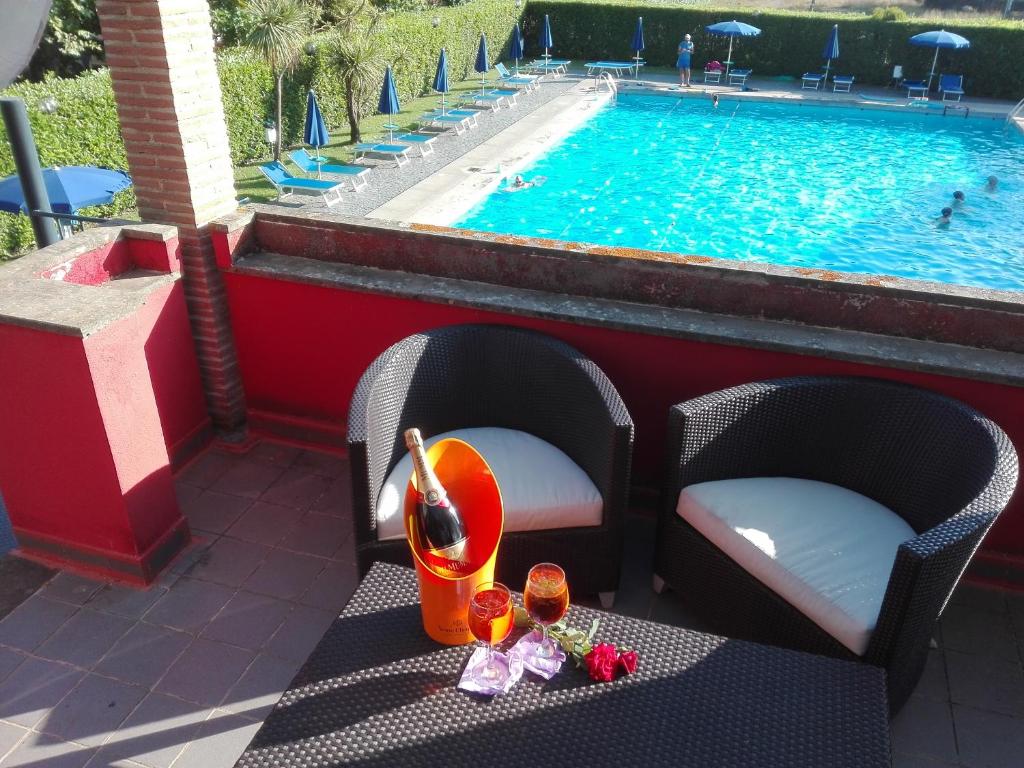 Bazén v ubytování Hotel Il Casale nebo v jeho okolí