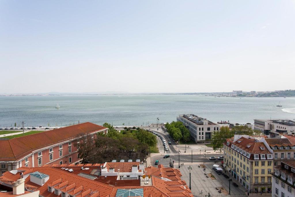 リスボンにあるChiado River View Deluxe Apartmentの海を背景にした市街の景色