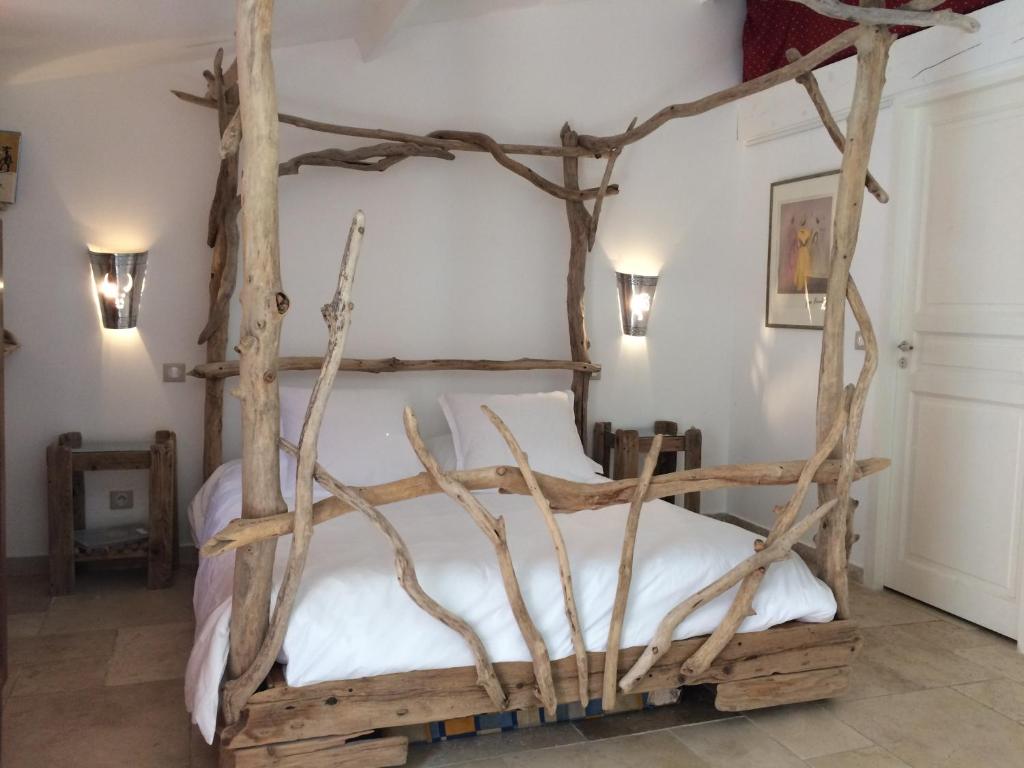 サントマリー・ド・ラメールにあるCabanon de Camilleのベッドルーム1室(木の枝で作られたベッド1台付)