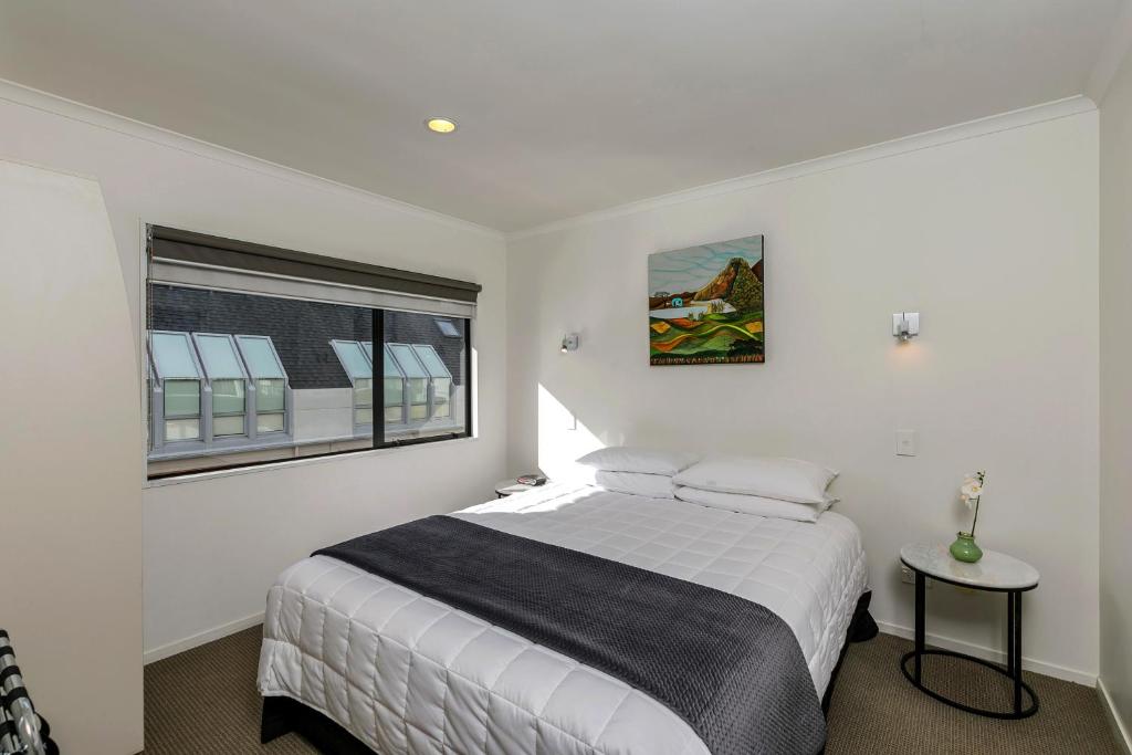 Postel nebo postele na pokoji v ubytování Le Chalet Suisse Motel Taupo