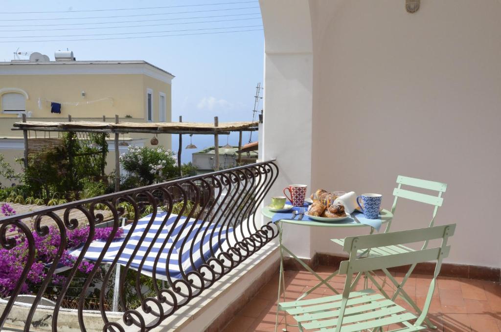 a balcony with a table and chairs on a balcony at Casa L'Agave in Capri