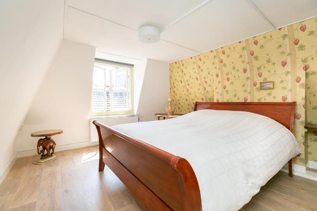een slaapkamer met een bed en een raam bij Fruit of the City - R.Q.C. in Den Haag