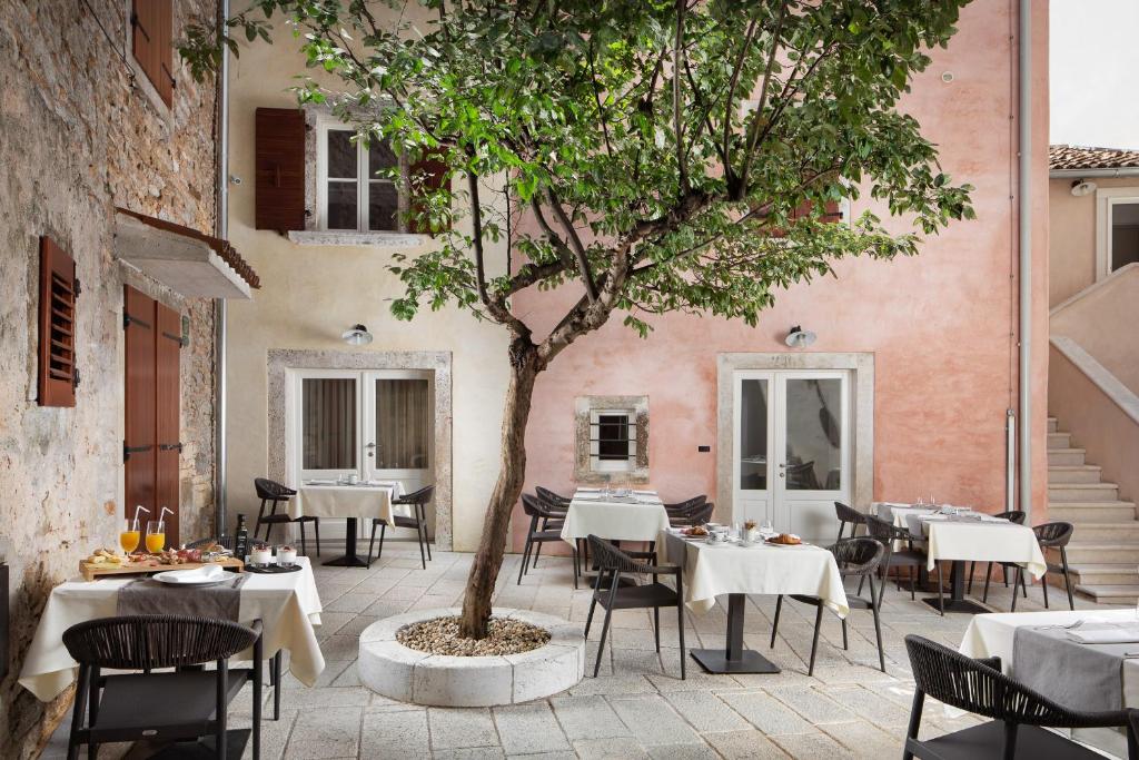 Reštaurácia alebo iné gastronomické zariadenie v ubytovaní Hotel La Grisa