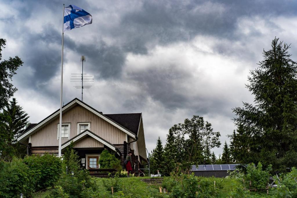 una bandera ondeando sobre una casa en Puukarin Pysäkki, en Valtimo