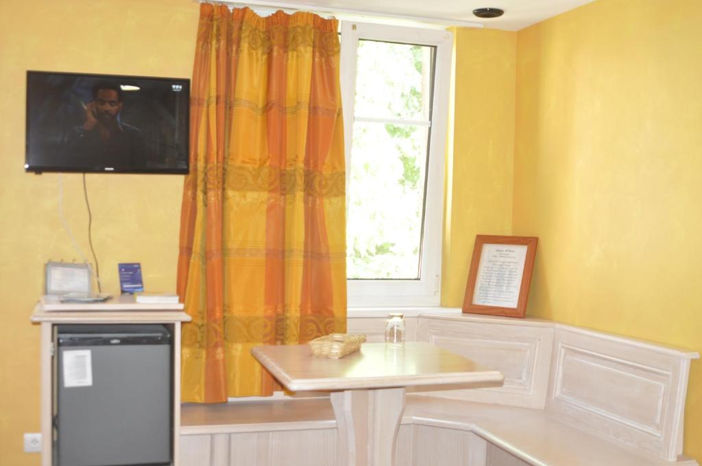 Kuchyň nebo kuchyňský kout v ubytování Logis Hôtel-Restaurant du Herrenstein