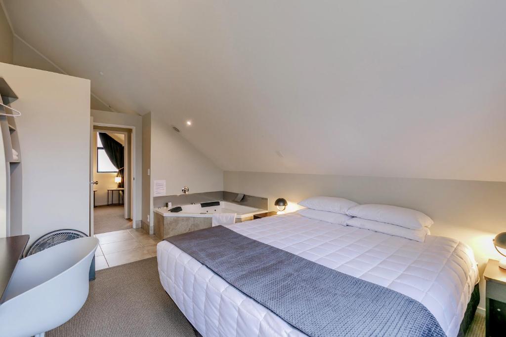Postel nebo postele na pokoji v ubytování Le Chalet Suisse Motel Taupo