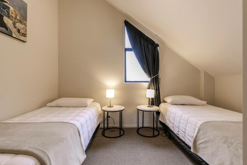 Postel nebo postele na pokoji v ubytování Le Chalet Suisse Motel Taupo