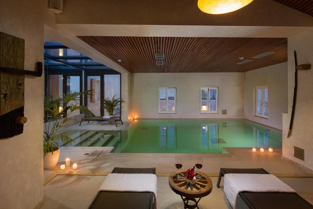 - une piscine dans une maison avec piscine dans l'établissement Hotel La Grisa, à Bale