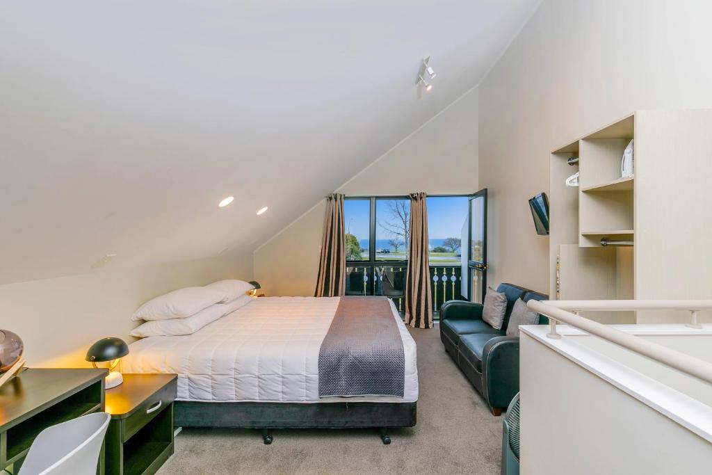 Postel nebo postele na pokoji v ubytování Le Chalet Suisse Motel Taupo