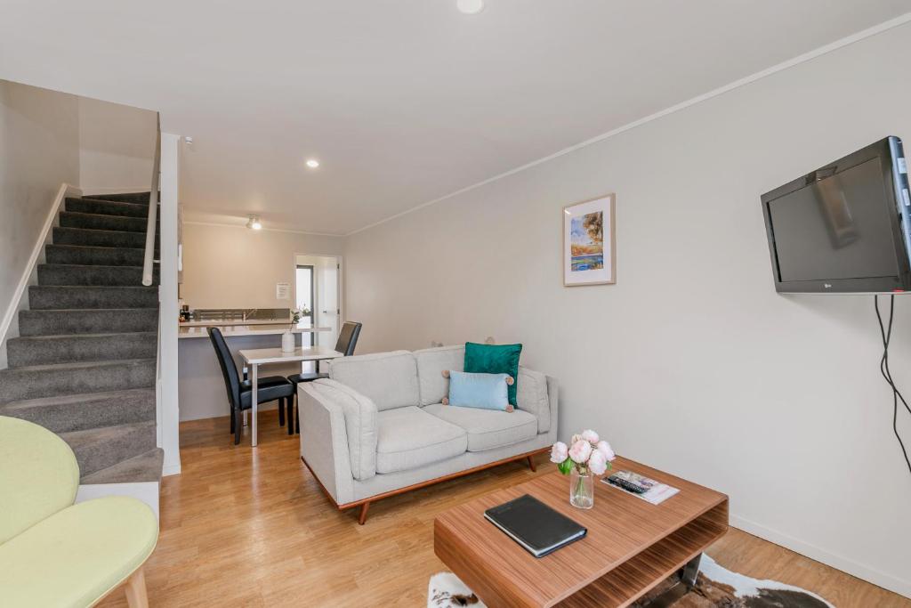 TV a/nebo společenská místnost v ubytování Le Chalet Suisse Motel Taupo