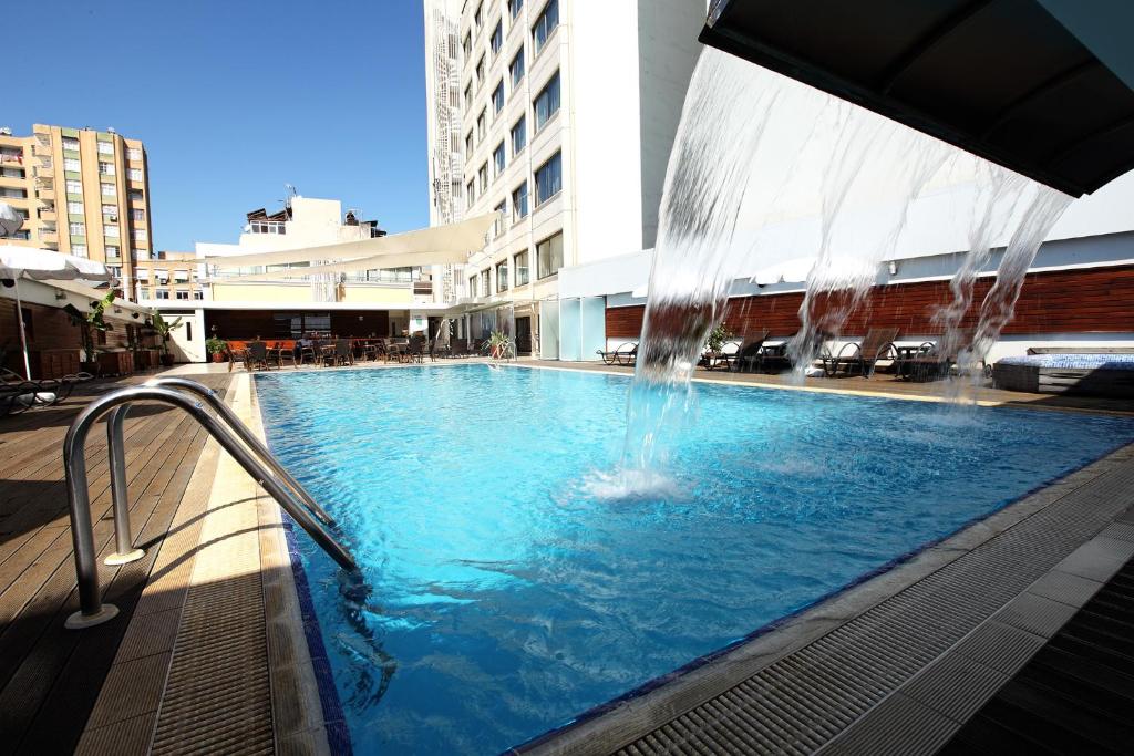 בריכת השחייה שנמצאת ב-Surmeli Adana Hotel או באזור