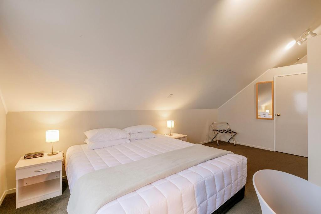 Postel nebo postele na pokoji v ubytování Le Chalet Suisse Motel Taupo