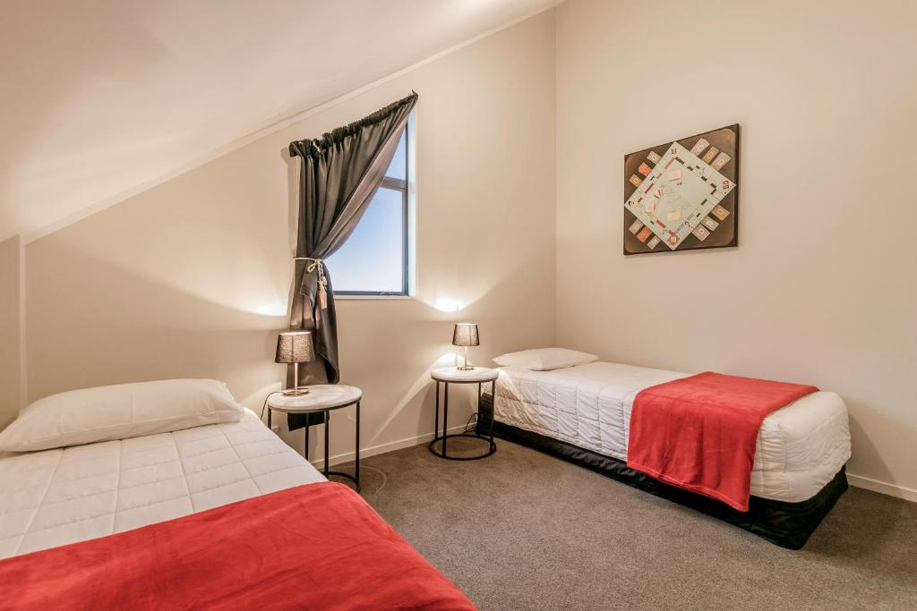 Postel nebo postele na pokoji v ubytování Le Chalet Suisse Motel Taupo