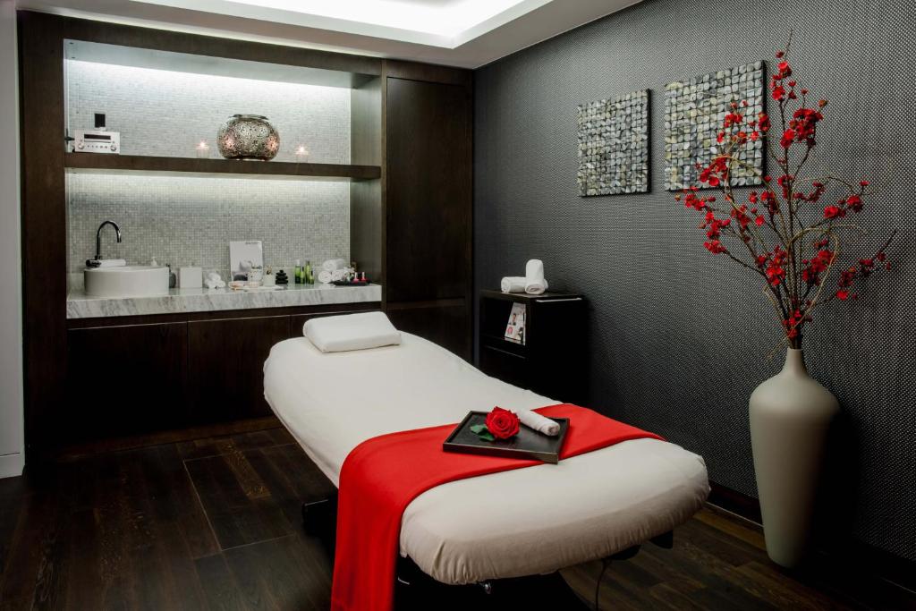 Postel nebo postele na pokoji v ubytování Hotel Schweizerhof Bern & Spa