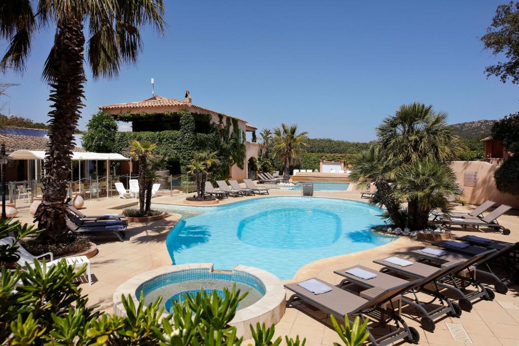 - une piscine avec des chaises longues et un complexe dans l'établissement Résidence Vasca d'Oro, à Porto-Vecchio