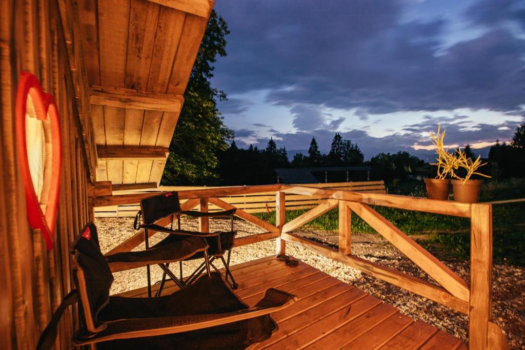 Balkón nebo terasa v ubytování Alp Glamping Village