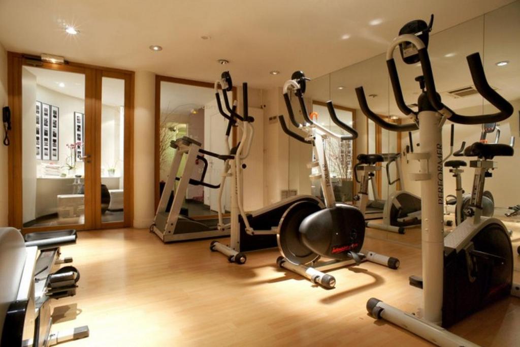 Fitness centrum a/nebo fitness zařízení v ubytování Le Général Hôtel