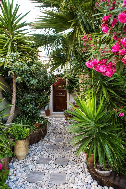 Un jardín fuera de Seabreeze Hotel Ios