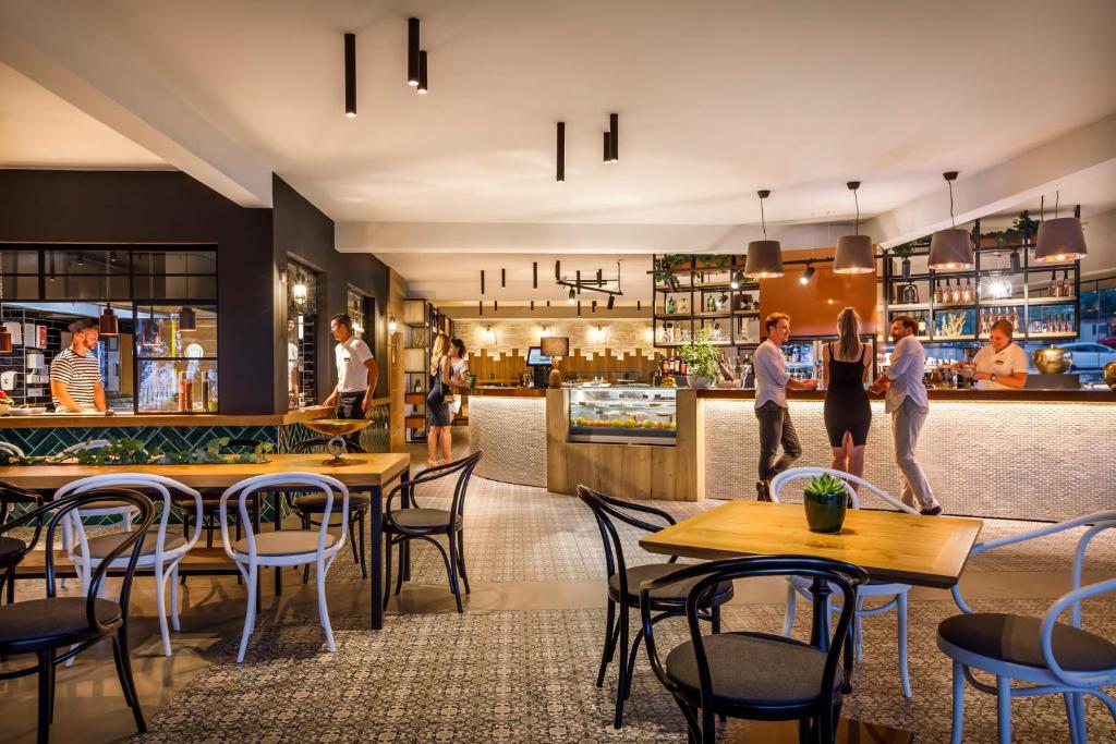 Hol lub bar w obiekcie Aminess Planet Camping Holiday Homes Maravea