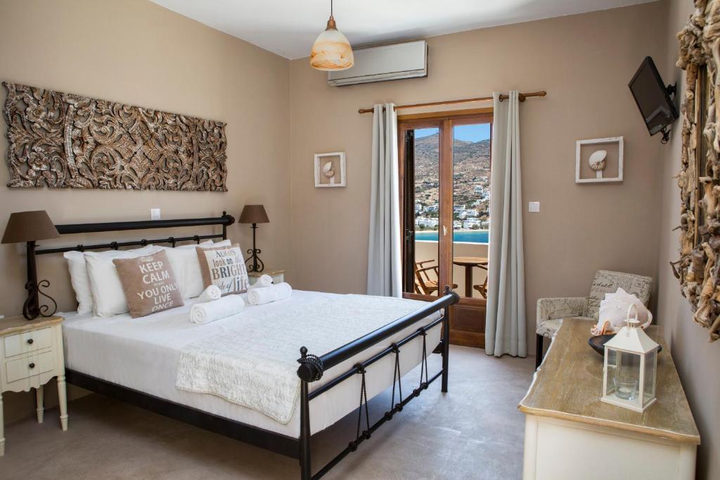 Una cama o camas en una habitación de Seabreeze Hotel Ios